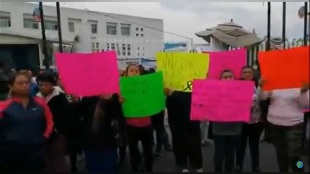 Mujeres con cáncer se manifiestan en el Hospital del Norte