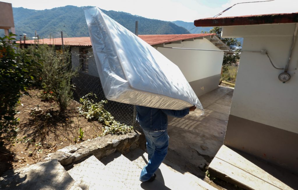 Lleva SEDIF colchones nuevos a albergue indígenas de Tonalapa .