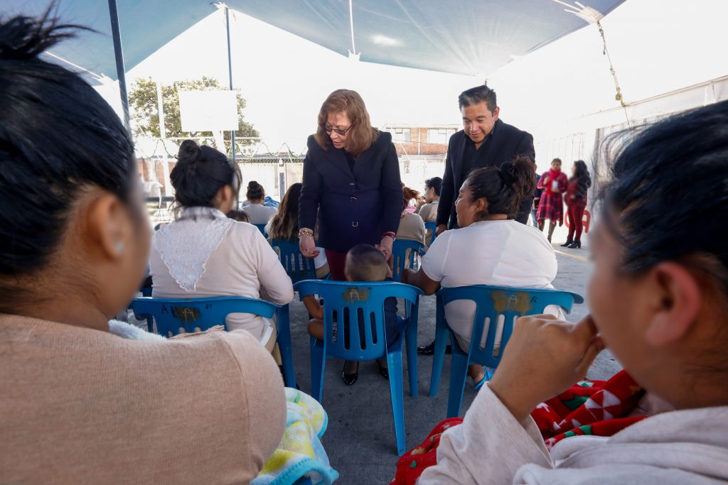 Reparte SEDIF  juguetes a hijas e hijos de mujeres en situación de reclusión del penal de San Miguel.