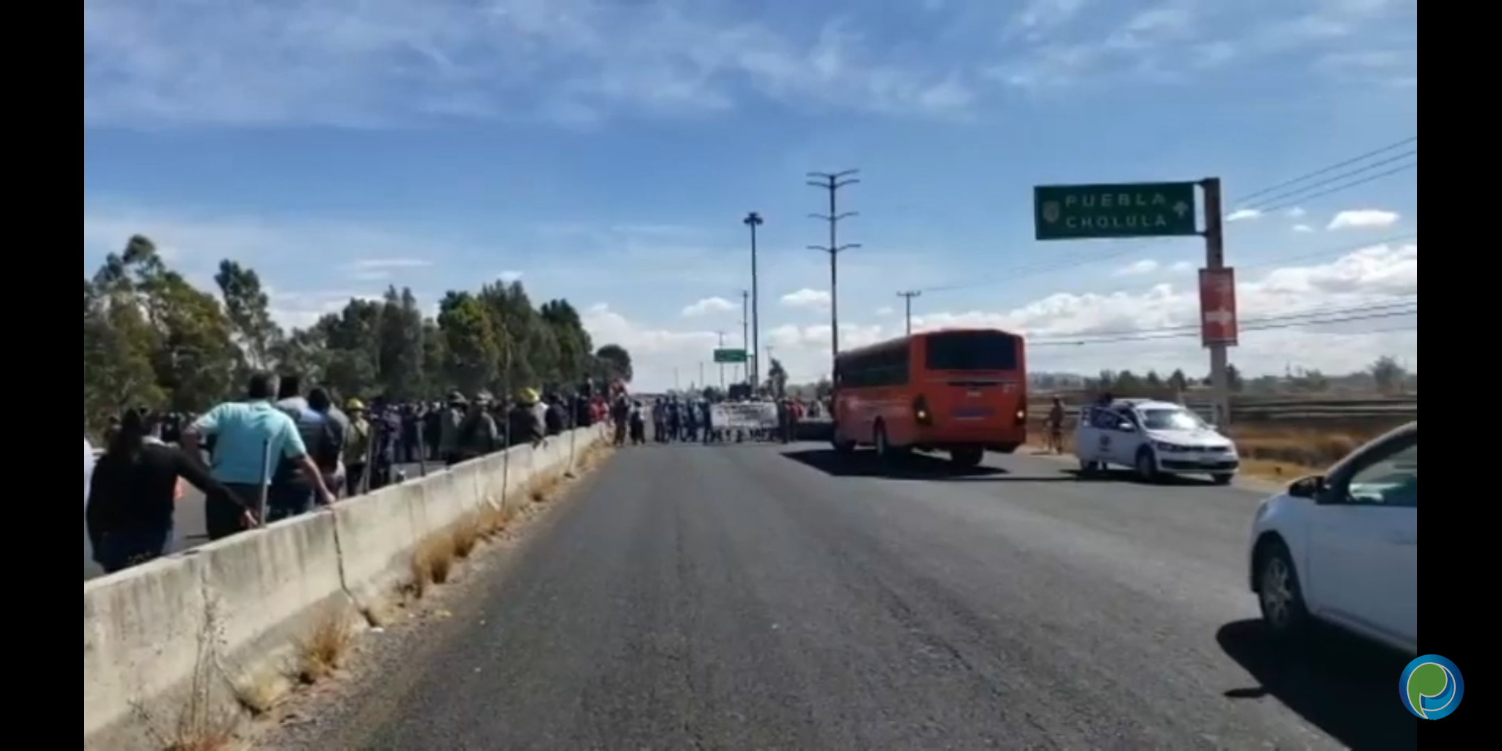 Vecinos de Zacatepec bloquean 2do carril de la federal México Puebla