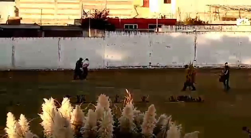 Rata golpea a mujer y vecinos lo detienen en Amozoc.