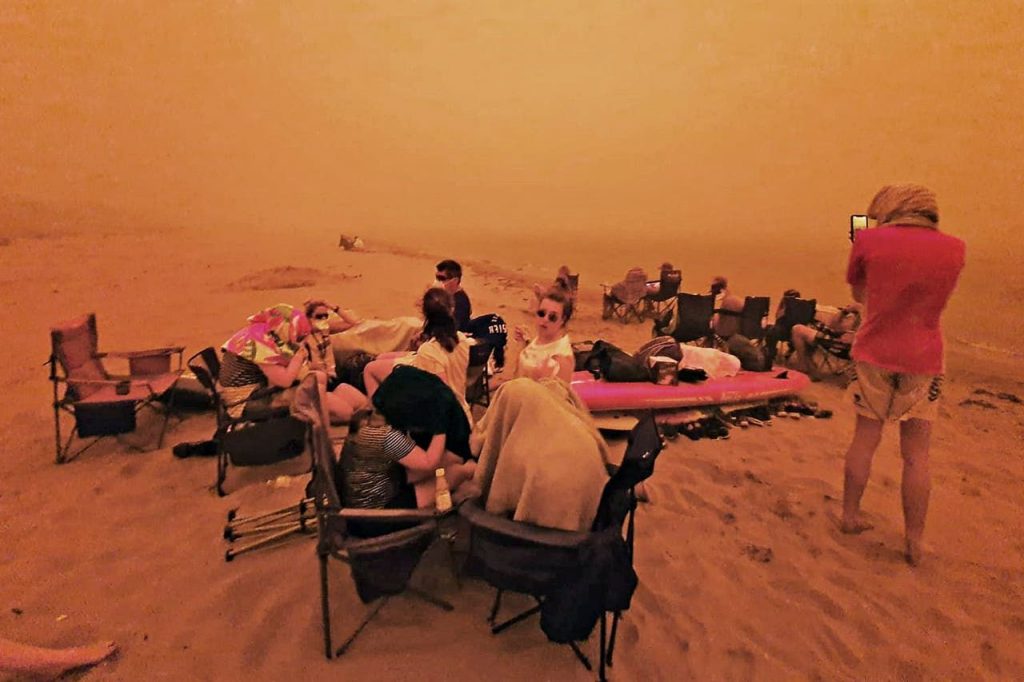 Infierno en Australia: rescatan a miles de personas atrapadas por los incendios en las playas