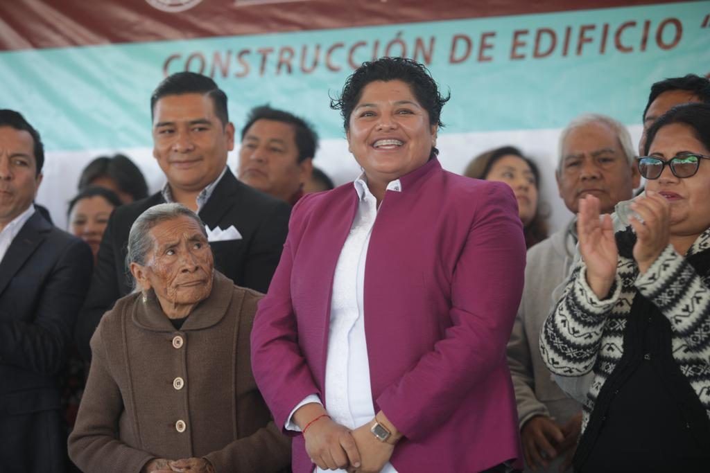 Karina Pérez Popoca coloca la primera piedra de la secundaria de San Antonio Cacalotepec