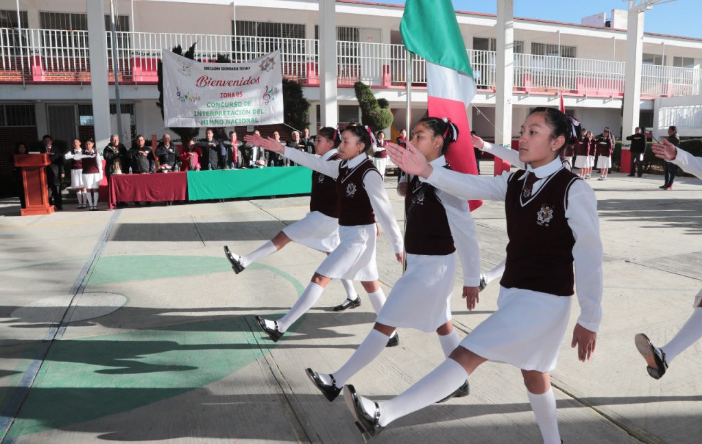 Alumnos expresan respeto a los símbolos patrios.