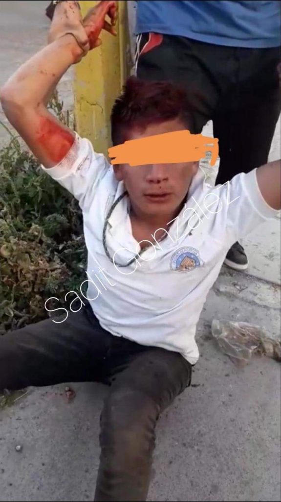 Vecinos capturan y golpean a ratita de secundaria en la Rivera Anaya