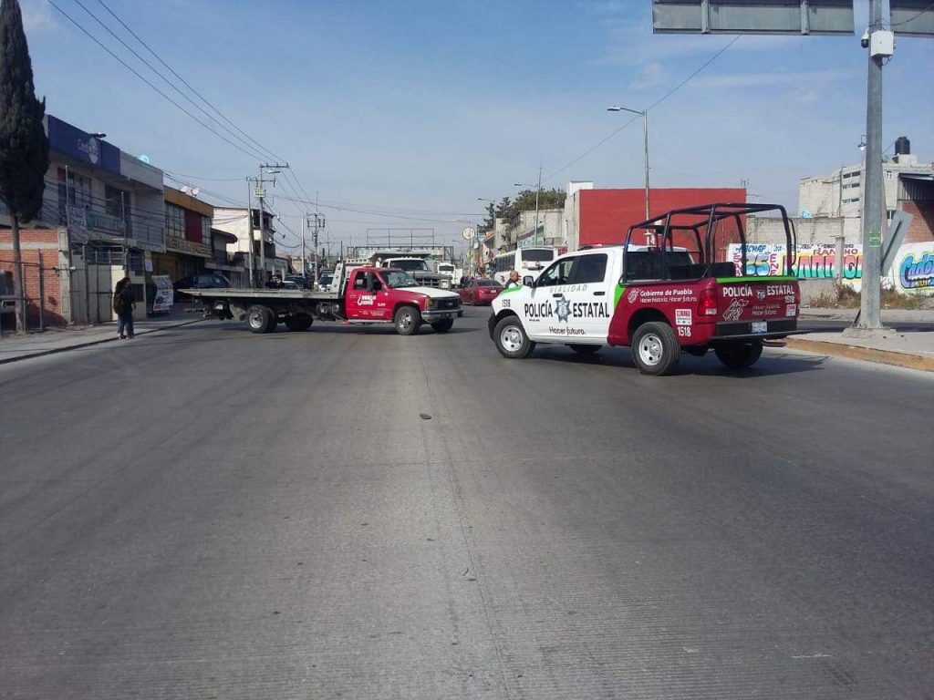 Vecinos de Amozoc cierran la federal a Tehuacán