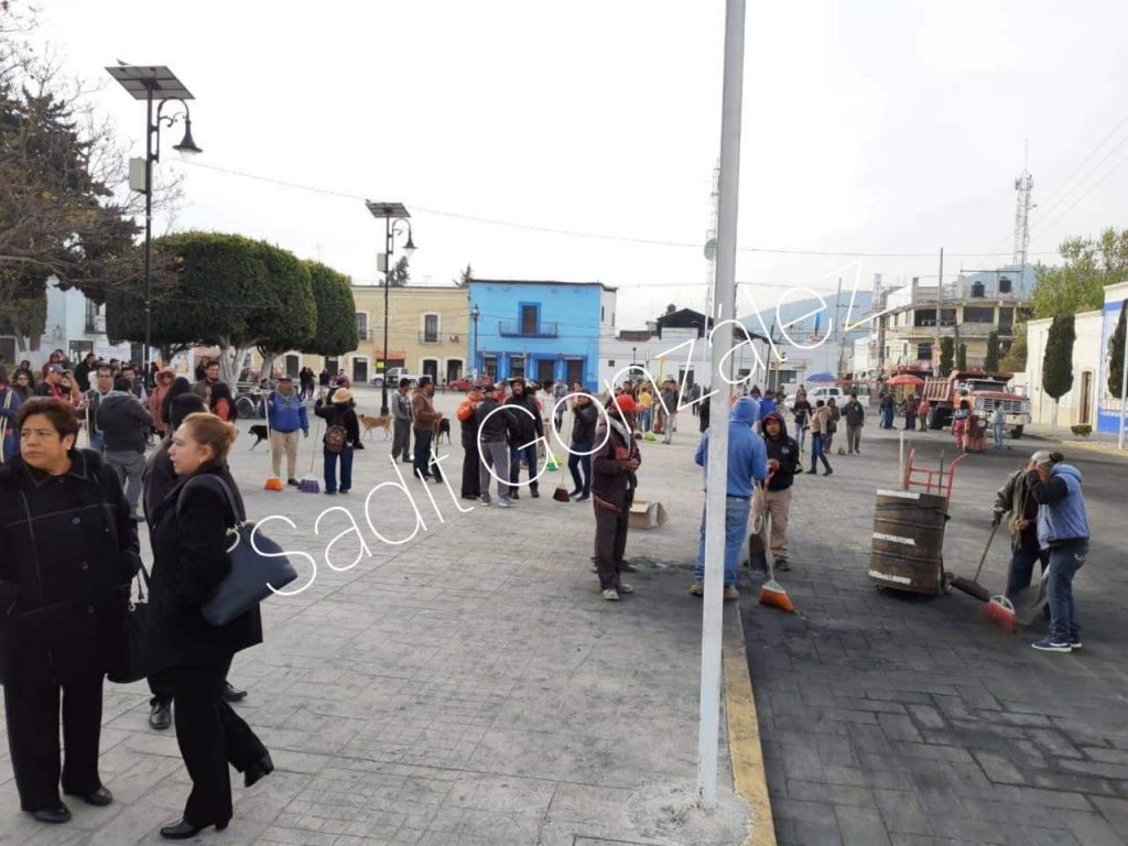 Personal de la presidencia de Amozoc limpia la basura dejada en los disturbios de ayer