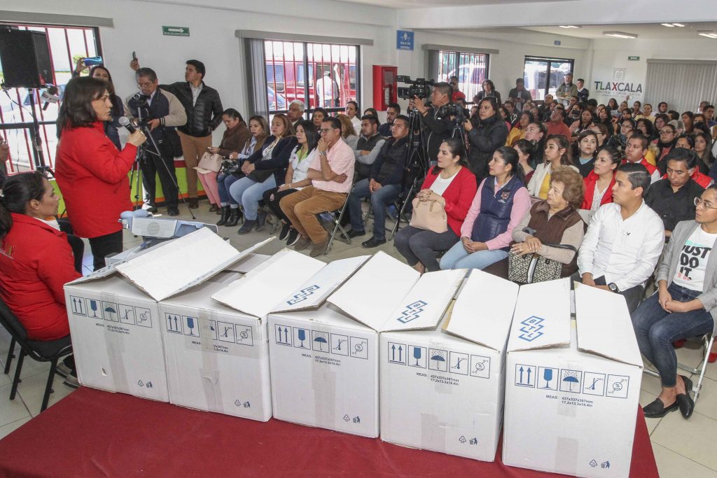 Entrega Sandra Chávez equipo a 41 unidades básicas de rehabilitación.