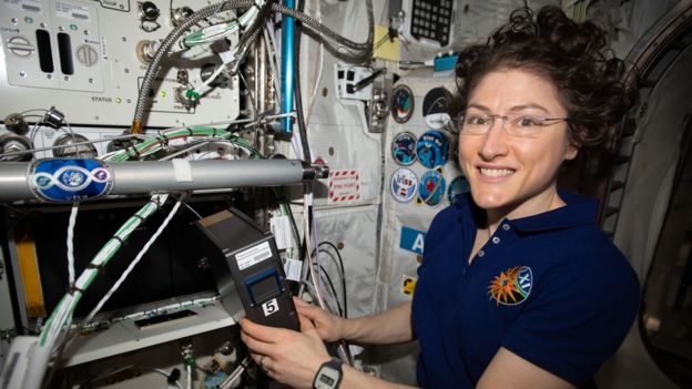 La astronauta Christina Koch bate un récord extraordinario con su regreso a la Tierra