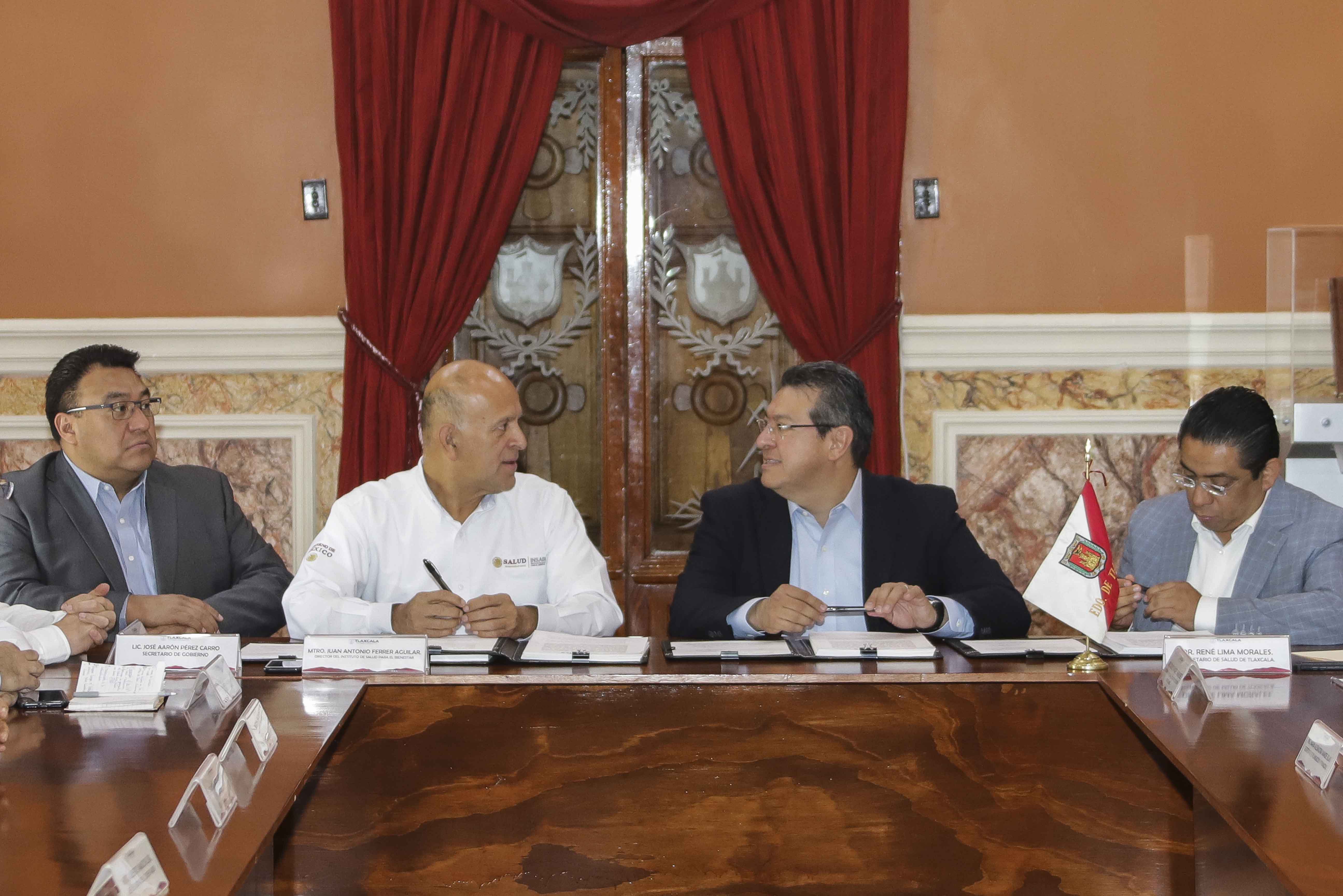 Marco Mena firma acuerdo de coordinación con titular del INSABI