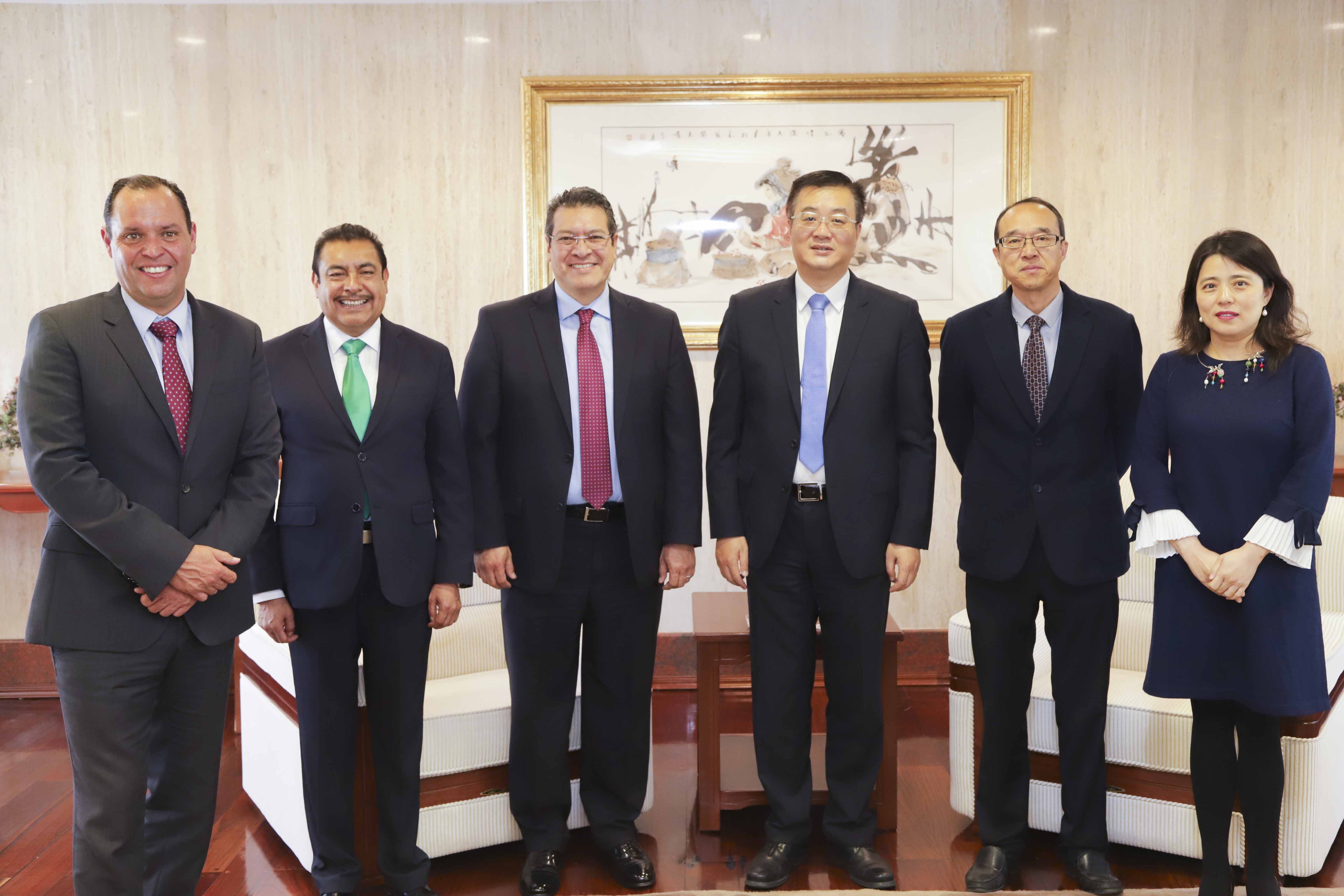 Marco Mena estrecha cooperación con el embajador de China en México, Zhu Qingqiao