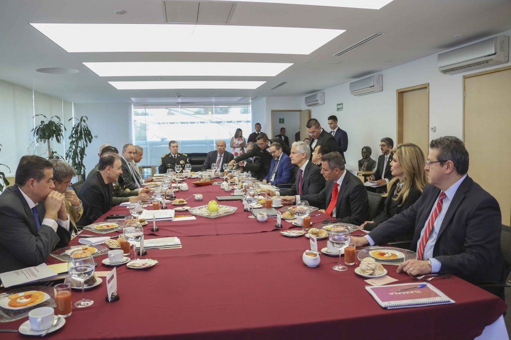 Marco Mena refrenda a Alfonso Durazo cooperación para fortalecer seguridad.