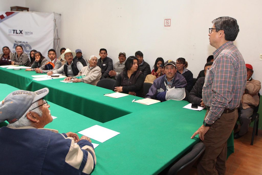 Capacita SEFOA en producción y emprendimiento a productores apícolas.