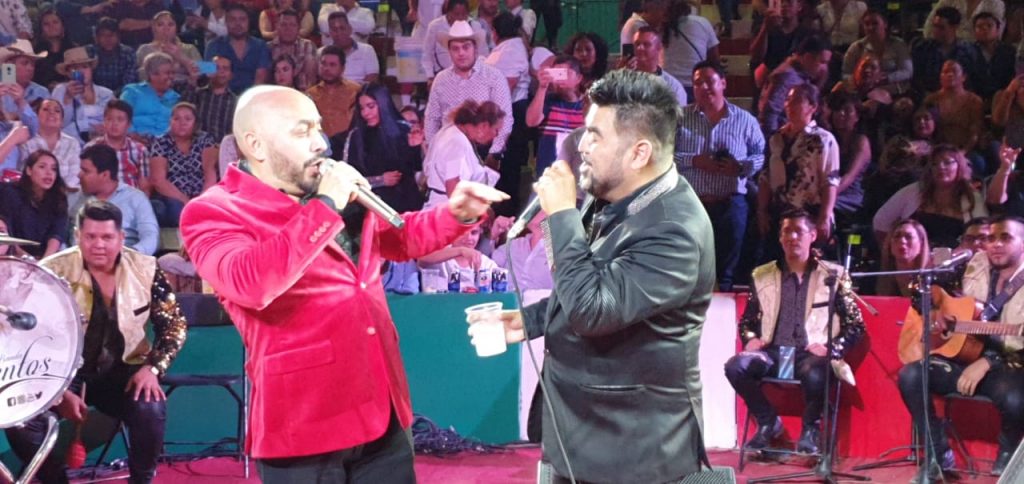 “El Mimoso” y Lupillo Rivera unieron sus voces el día del amor y la amistad en el palenque de Iguala, Guerrero
