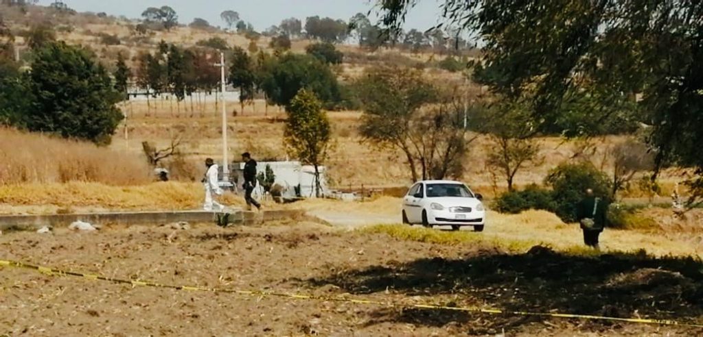 Dentro de un vehículo fueron hallados los cadáveres de tres personas baleadas en Texmelucan 
