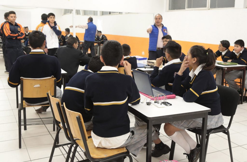 Alumnos crean videojuegos y tonos musicales en club de ciencias y robótica