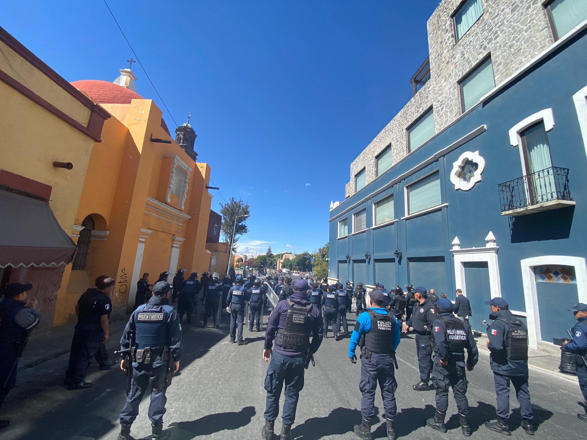 Policías estatales blindan Casa Aguayo ante marcha antorchista