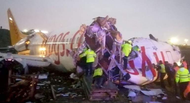 Avión de pasajeros se sale de la pista y se rompe en Estambul