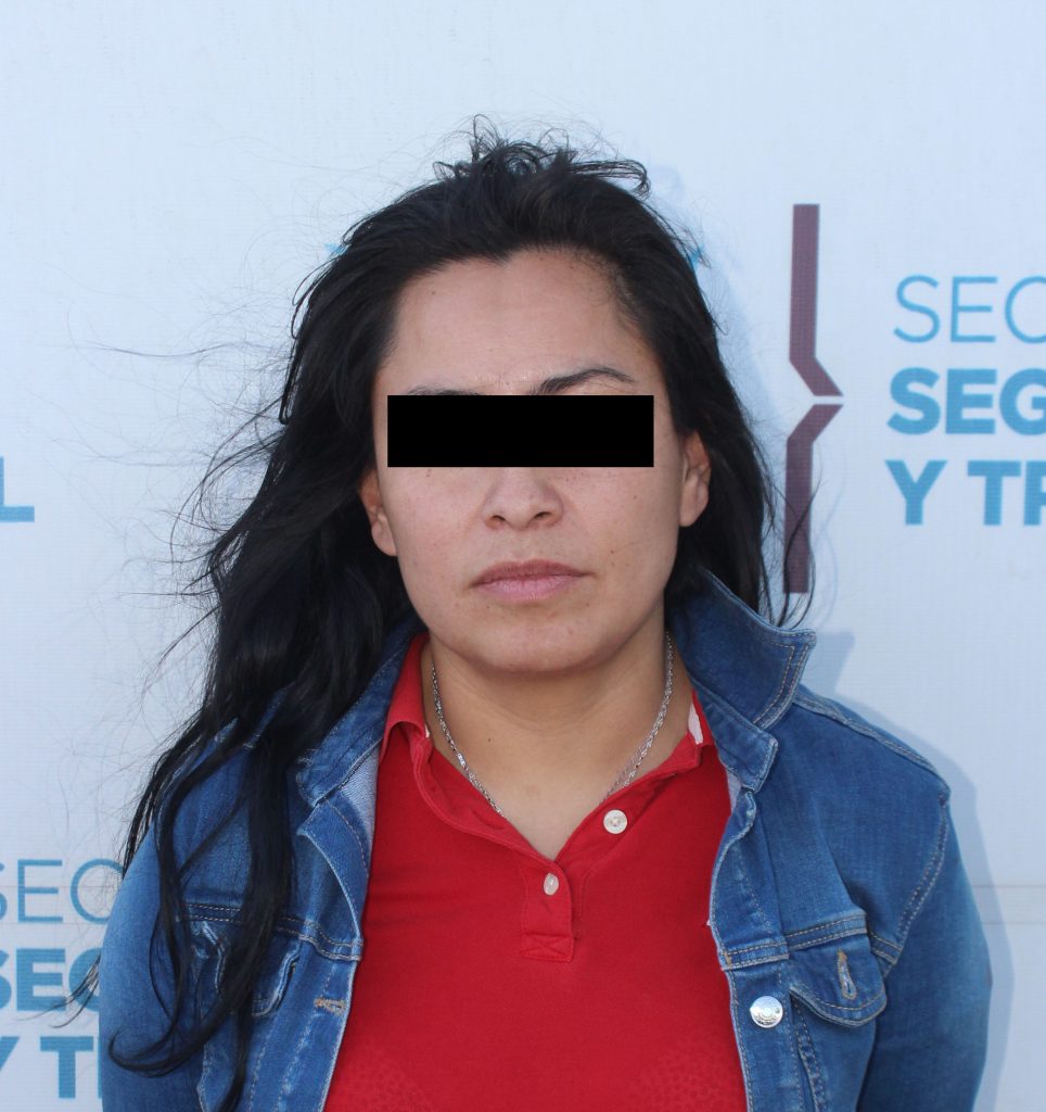 Detuvieron policías de tránsito municipal de Puebla a mujer por robo a usuario del transporte público.