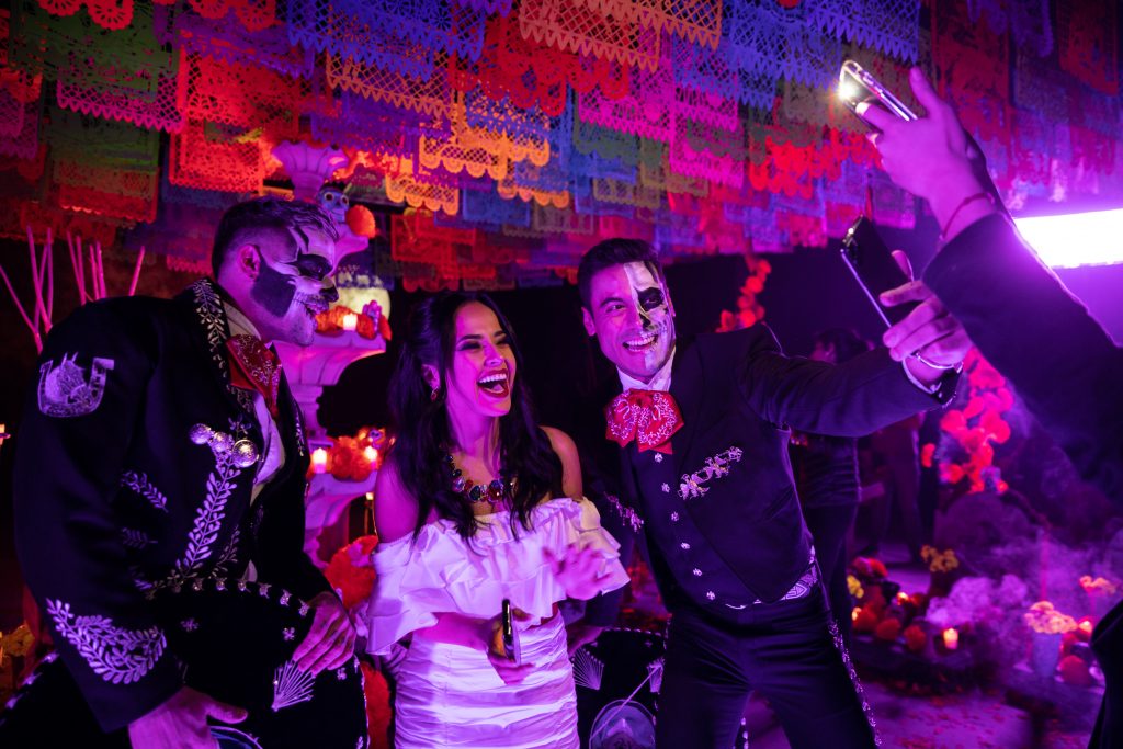 Carlos Rivera, Becky G y Pedro Capó fusionan talentos en el sencillo “Perdiendo la cabeza”