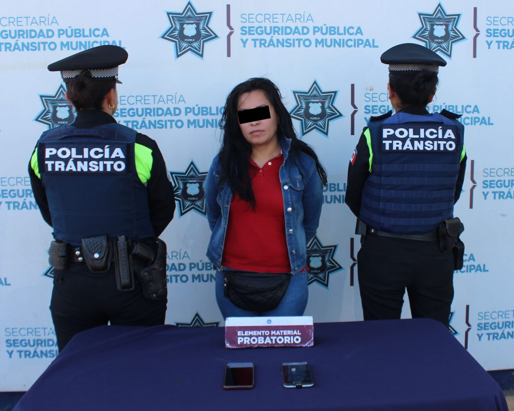Detuvieron Policías de Tránsito Municipal de Puebla a mujer por robo a usuario del transporte público