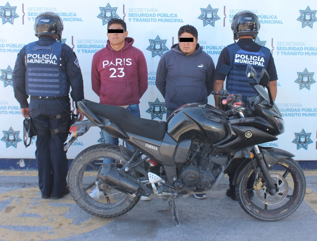 Exitosamente, detuvo policía municipal de Puebla a dos probables multiasaltantes de transeúntes.