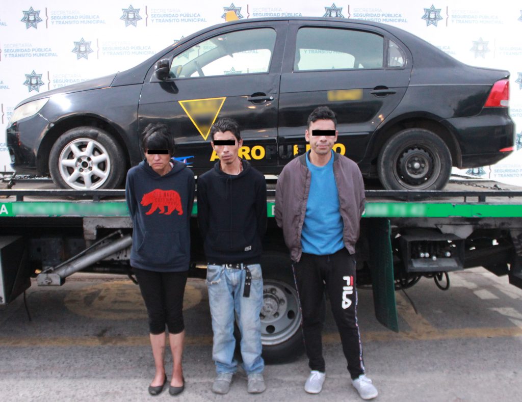 En acción inmediata, recuperó policía municipal de Puebla un taxi robado; hay tres detenidos.