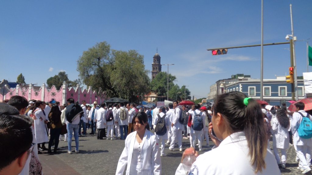 Miles de estudiantes de Medicina de la BUAP y Upaep se manifiestan y exigen justicia
