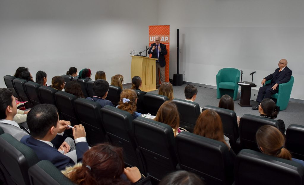 Ex primer ministro de Irlanda platica con estudiantes de la UDLAP