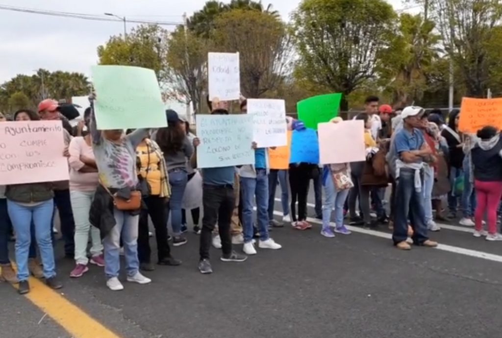Manifestantes bloquean los accesos principales a Tehuacán