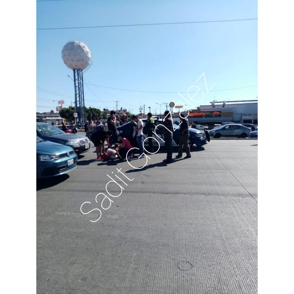 Patrulla de la SSC le pega a moto y motociclista