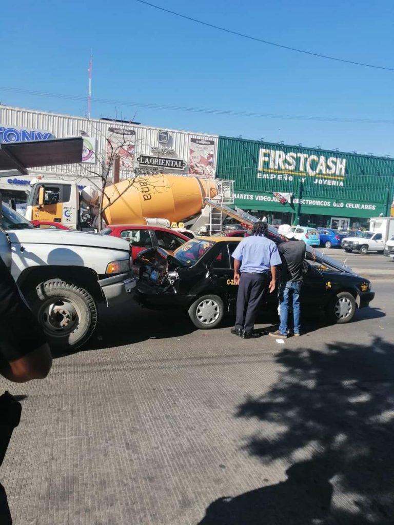 Aparatoso accidente sobre la Federal a Tehuacán a la altura de la gran bodega de Chapultepec