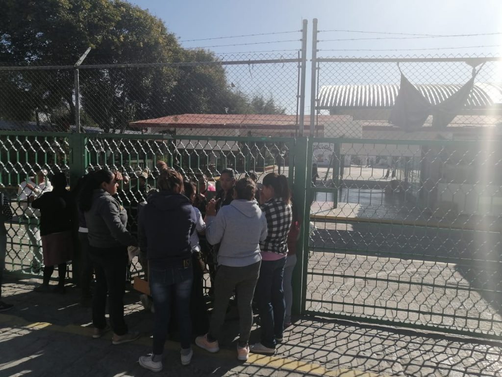 Padres de familia de la escuela Miguel Hidalgo en Chachapa amenazan con cerrar carretera federal a Tehuacán