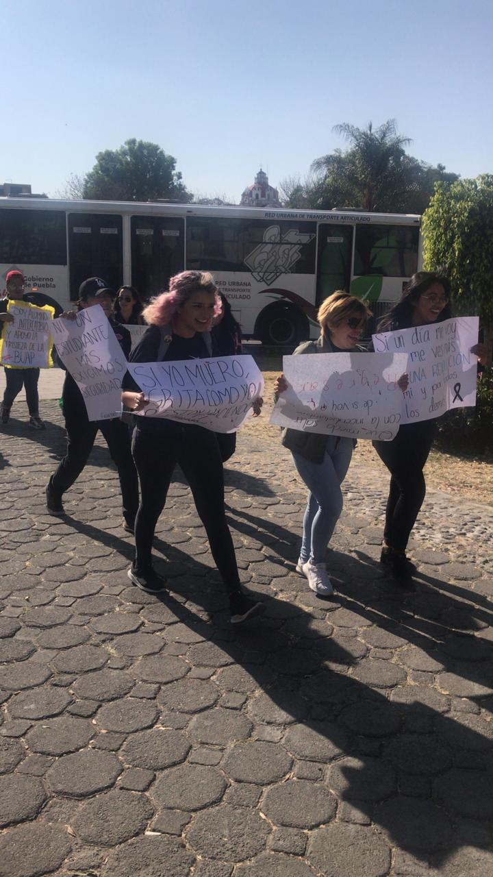 Vídeos desde Puebla: Marchan estudiantes de Psicología y Música de la BUAP en demanda de justicia