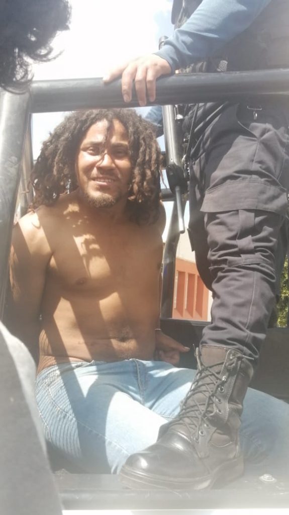 Capturan a hombre semidesnudo en casas Ara en Huejotzingo