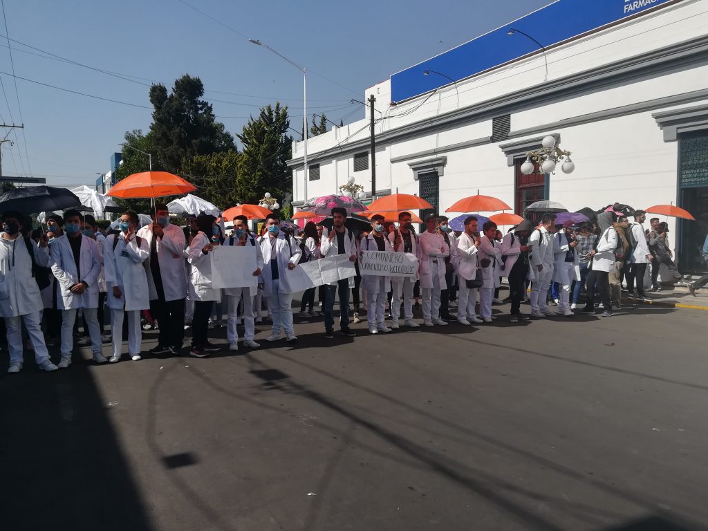 Alumnos de la BUAP deciden retirar plantón por posible presencia de grupo de choque