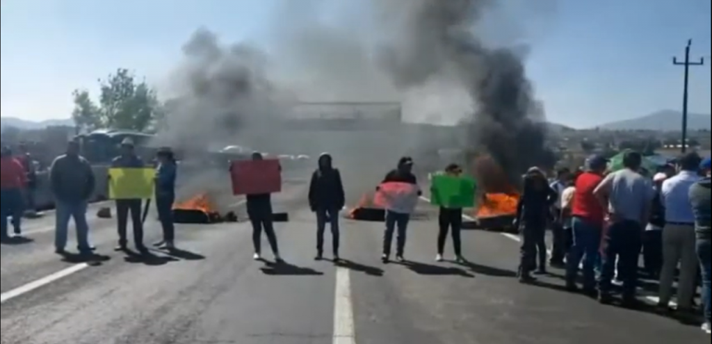 Vecinos de Tlahuapan cierran carretera en demanda de liberar a filicida