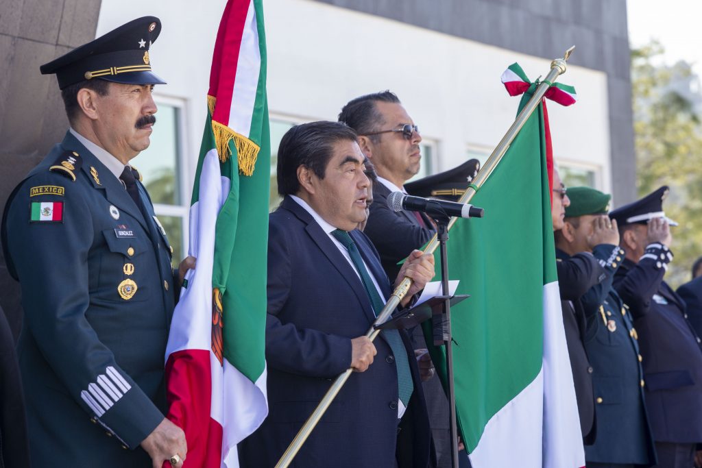 La bandera, símbolo de la unidad nacional y actualmente de la paz, destaca el gobernador Barbosa