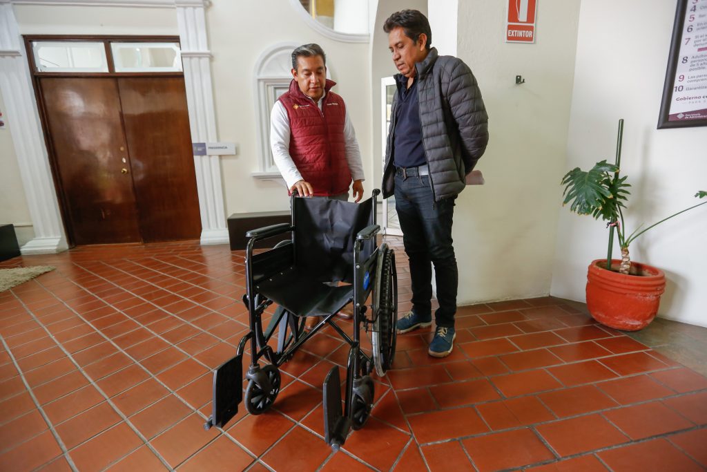 Otorga SEDIF silla de ruedas a persona de tercera edad.