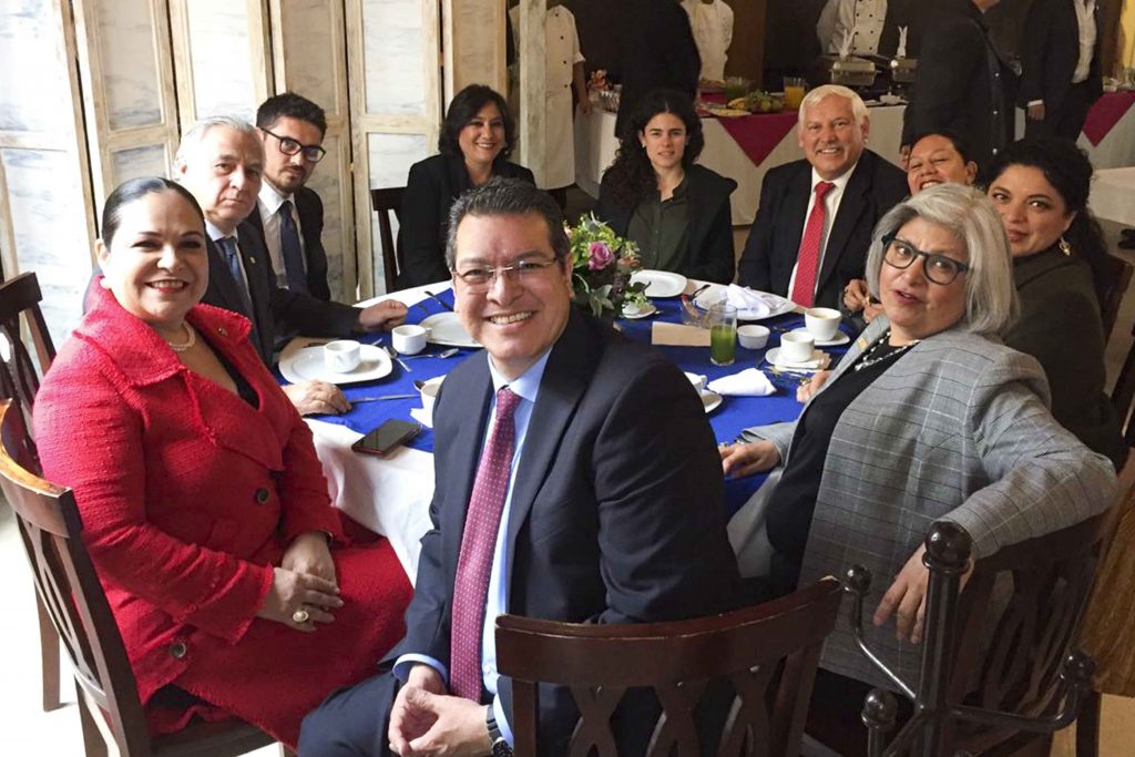 Marco Mena asiste a la conmemoración del 103 aniversario de la constitución mexicana.