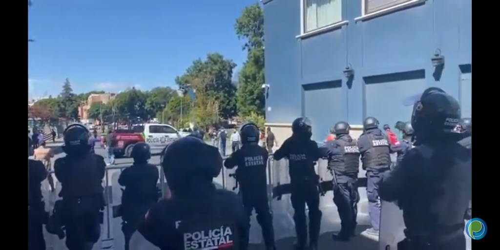 Policías estatales blindan Casa Aguayo ante marcha antorchista