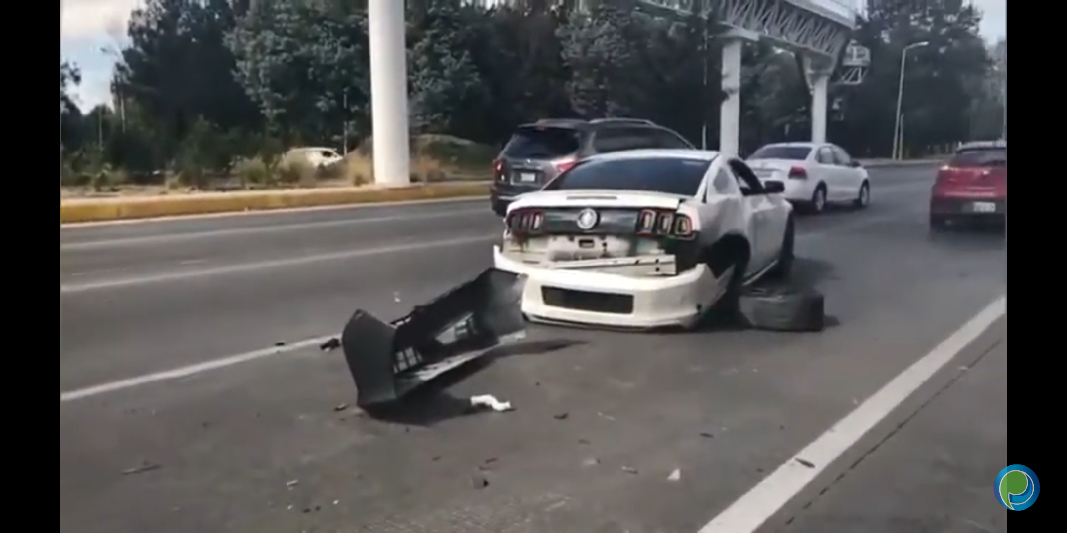 Aparatoso accidente entre un Uber y un Mustang