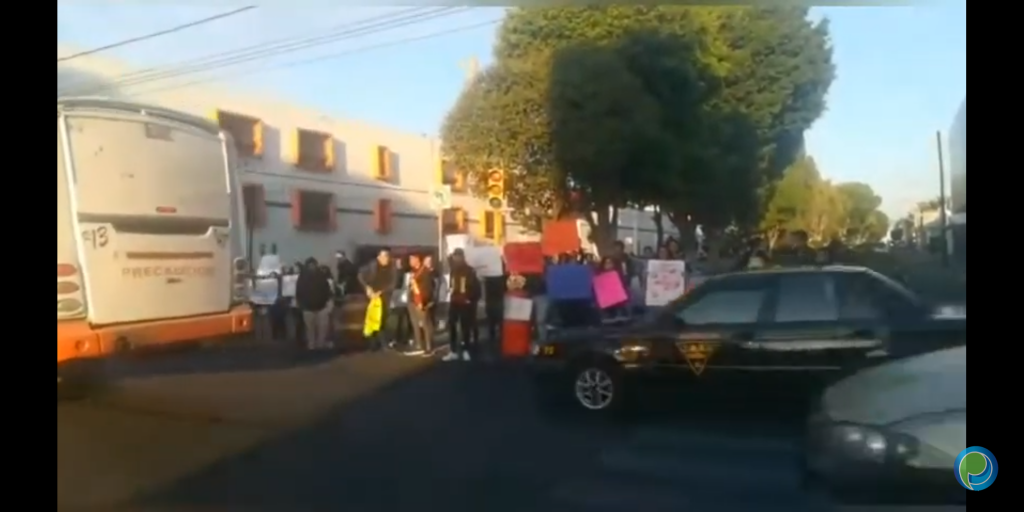 Alumnos del Instituto de Estudios Universitarios cierran la 4 poniente entre 17 y 19 norte