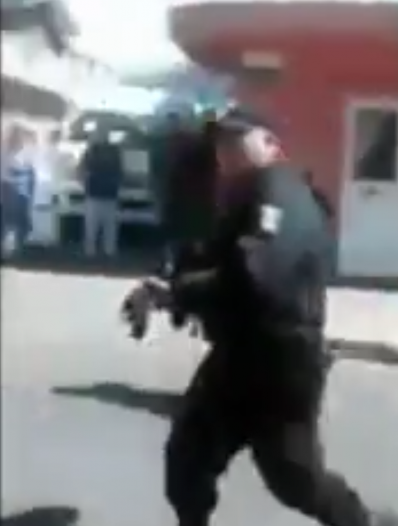 Policías de Acajete usan armas de cargo para amenazar a la gente