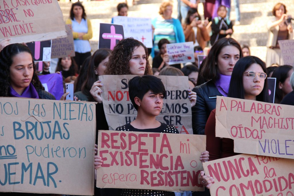 Con el puño en alto, alumnas IBERO alzan la voz contra feminicidios