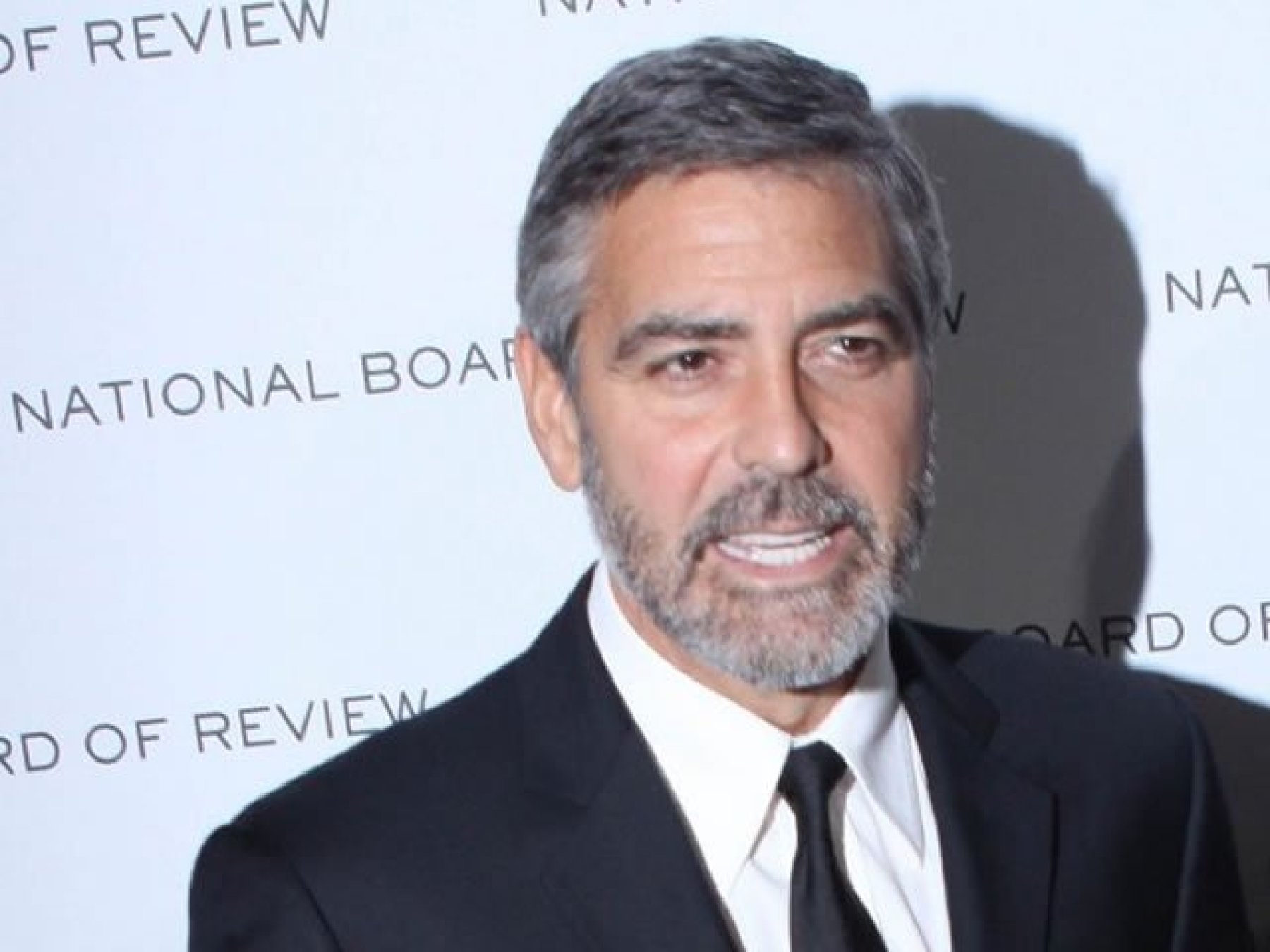 Vinculan imagen de George Clooney a explotación, él y la marca responden