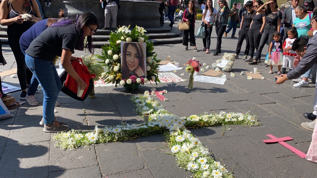 Mujeres protestan contra los feminicidios; colocan ofrenda en honor a Ingrid Escamilla