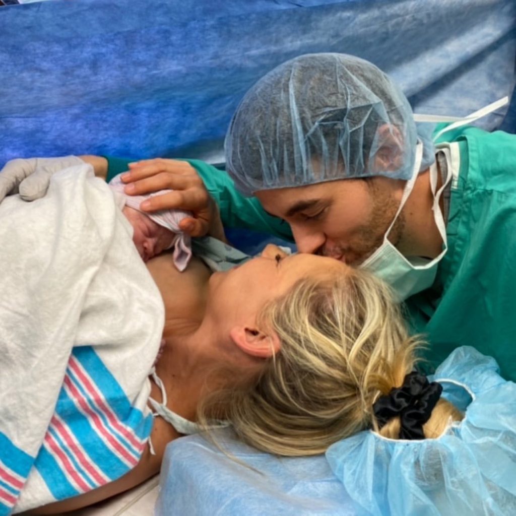 Enrique Iglesias y Anna Kournikova comparten foto de su bebé recién nacida