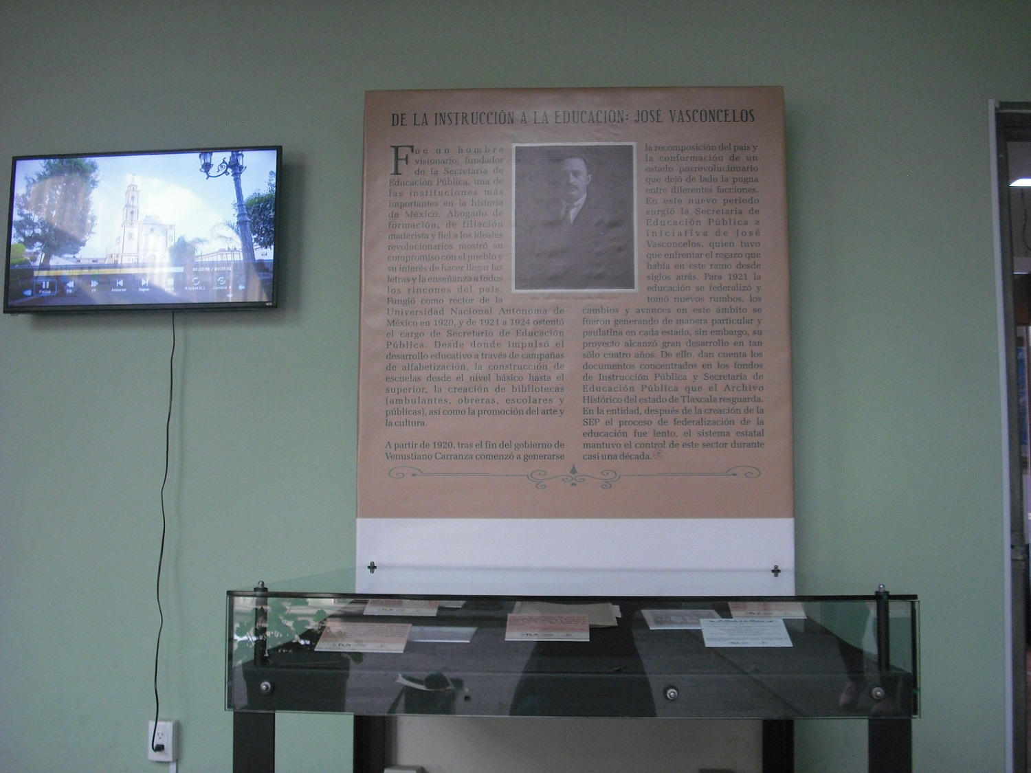 Presenta museo de la memoria vitrina del mes “De la instrucción a la educación:José Vasconcelos”