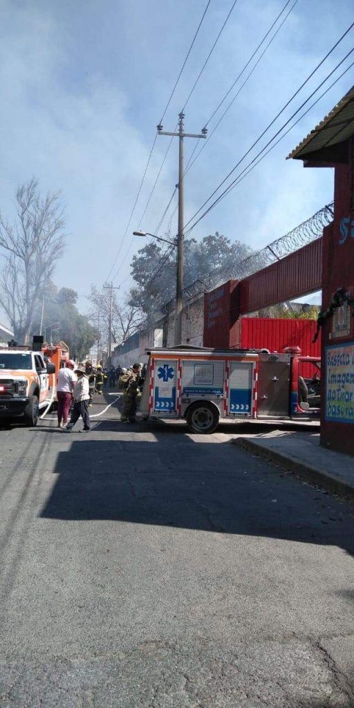 Se registra fuerte incendio en baños públicos de San Felipe Hueyotlipan.